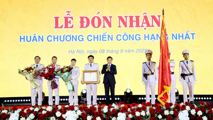 Bộ trưởng Bộ Tài chính Nguyễn Văn Thắng thừa ủy quyền trao Huân chương Chiến công hạng Nhất tặng Cục Hải quan.