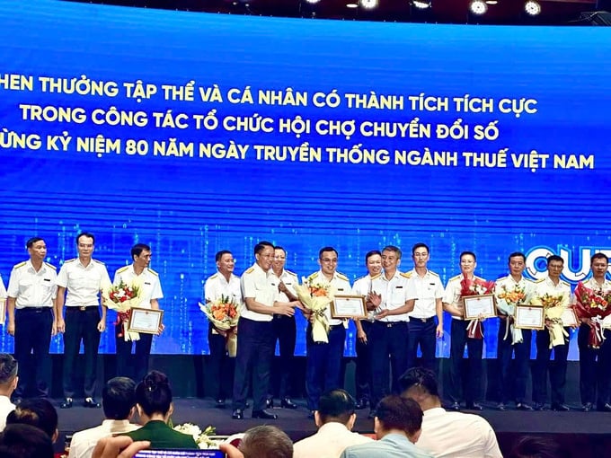 Thuế Nghệ An được khen thưởng tại Hội chợ Chuyển đổi số.