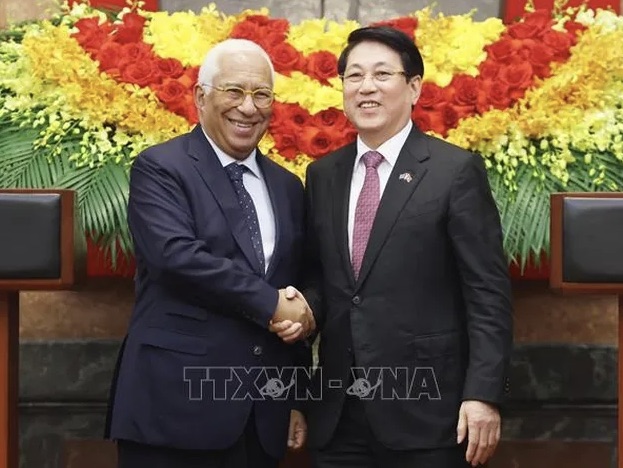 Chủ tịch nước Lương Cường và Chủ tịch Hội đồng châu Âu Antonio Costa gặp gỡ báo chí. Ảnh: Lâm Khánh/TTXVN
