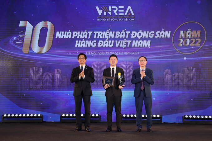 Ông Đỗ Vinh Quang, Phó Chủ tịch HĐQT Tập đoàn (giữa) nhận cúp và chứng nhận Top 10 nhà phát triển bất động sản hàng đầu Việt Nam năm 2022.