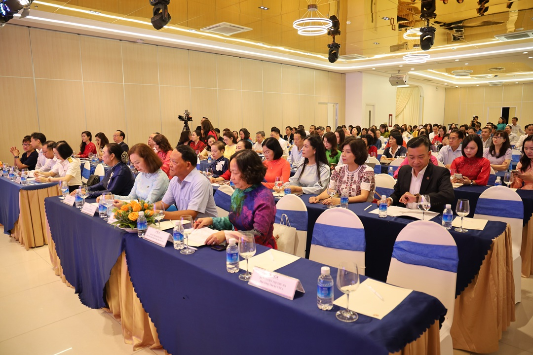 Tham dự Hội nghị có ông Nguyễn Ngọc Tú, Trưởng thuế Khánh Hòa; bà Nguyễn Thu Trà, Trưởng Ban Ban Quản lý tuân thủ và hỗ trợ người nộp thuế, Cục Thuế; bà Lê Thị Thu Hương, Chủ tịch Hội Tư vấn và Đại lý thuế Tp.HCM; ông Noguchi Daisuke - Cố vấn trưởng, Văn phòng Dự án JICA Nhật bản tại Cục Thuế; các Ủy viên Ban Chấp hành VTCA, đại diện các hội viên tiêu biểu trên phạm vi cả nước.