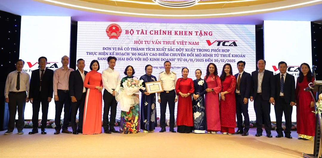 Ông Nguyễn Ngọc Tú, Trưởng thuế Khánh Hòa thay mặt Bộ Tài chính trao Bằng khen cho VTCA vì thành tích xuất sắc trong phối hợp thực hiện Kế hoạch 60 ngày cao điểm chuyển đổi từ thuế khoán sang kê khai. Ông Noguchi Daisuke - Cố vấn trưởng, Văn phòng Dự án JICA Nhật bản tại Cục Thuế tặng hoa cho VTCA.