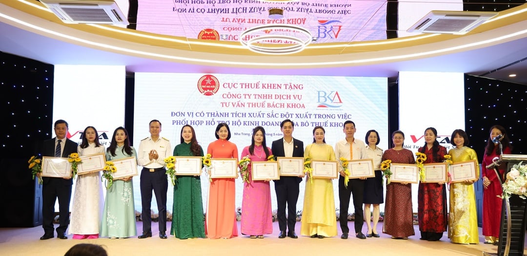 Bà Nguyễn Thu Trà, Trưởng Ban Ban Quản lý tuân thủ và hỗ trợ người nộp thuế, Cục Thuế và ông Nguyễn Ngọc Tú, Trưởng thuế Khánh Hòa trao giấy khen của Cục Thuế và tặng hoa chúc mừng các tập thể, cá nhân.