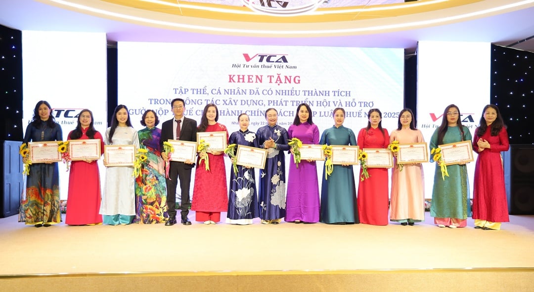Bà Nguyễn Thị Cúc, Chủ tịch VTCA và bà Lê Thị Duyên Hải, Phó chủ tịch kiêm Tổng thư ký VTCA tặng giấy khen VTCA và hoa cho các tập thể, cá nhân.