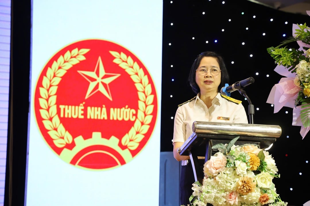 Bà Nguyễn Thu Trà, Trưởng Ban Ban Quản lý tuân thủ và hỗ trợ người nộp thuế, Cục Thuế tham luận tại Hội nghị.