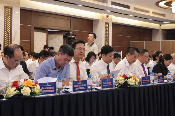 Các đại biểu, chuyên gia góp ý và trình bày tham luận tại buổi Diễn đàn.
