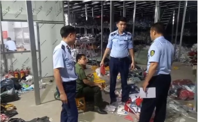 Lực lượng chức năng kiểm tra kho hàng tại phường Phú Diễn, thành phố Hà Nội.