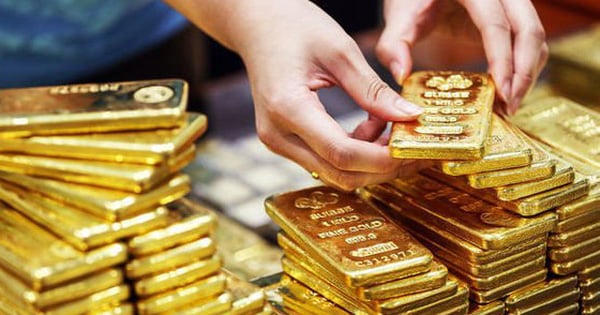 Tuột dốc, giá vàng tiếp đà giảm sâu.