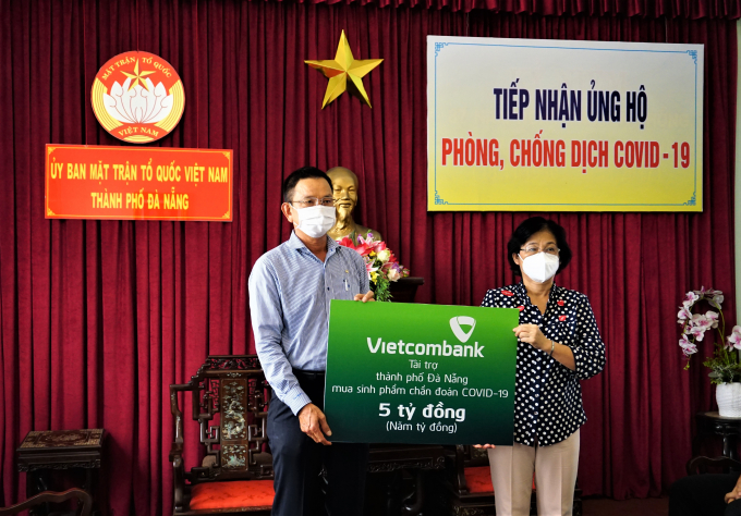 Đại diện Vietcombank, ông Nguyễn Quang Việt – Giám đốc Vietcombank Đà Nẵng trao tặng số tiền 5 tỷ đồng hỗ trợ thành phố Đà Nẵng mua sinh phẩm chẩn đoán COVID -19.
