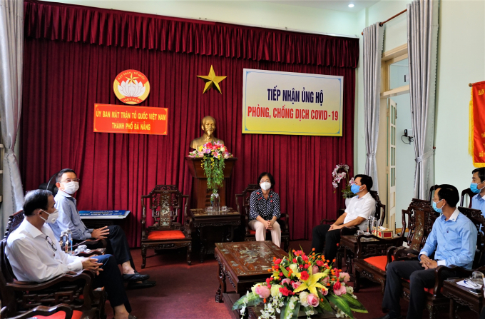 Đại diện  UBND TP Đà Nẵng, bà Đặng Thị Kim Liên – Chủ tịch UB MTTQVN TP Đà Nẵng trao đổi với ông Nguyễn Quang Việt về tình hình chống COVID -19.