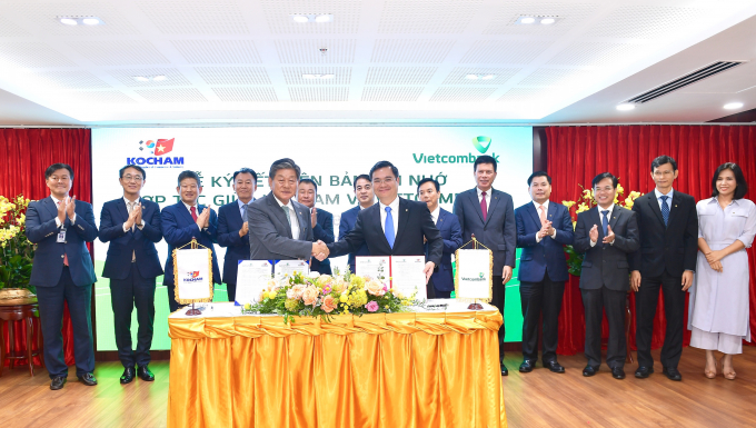 Ông Nguyễn Thanh Tùng – Phó Tổng Giám đốc Vietcombank (hàng đầu, bên phải) và ông Kim Heung Soo – Chủ tịch Hiệp hội Thương mại và Công nghiệp Hàn Quốc tại TP Hồ Chí Minh (hàng đầu, bên trái) đại diện 2 bên ký kết biên bản ghi nhớ.