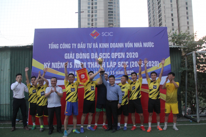Phó Tổng giám đốc SCIC Đinh Việt Tùng trao cup cho đội Cục Tài chính doanh nghiệp