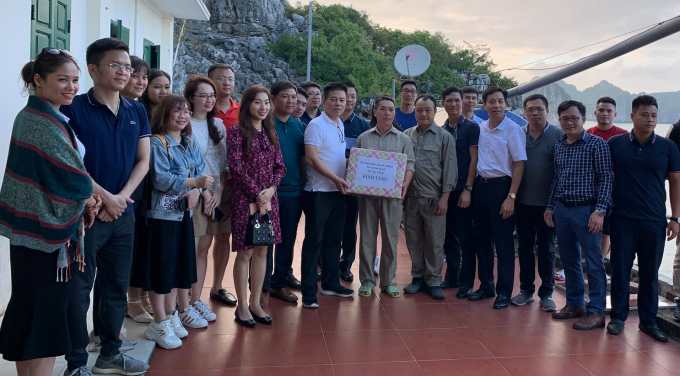 Lãnh đạo Cục cùng toàn thể đoàn thanh niên Cục Tài chính doanh nghiệp thăm và tặng quà cho cán bộ nhân viên đang công tác tại đảo Soi Đèn
