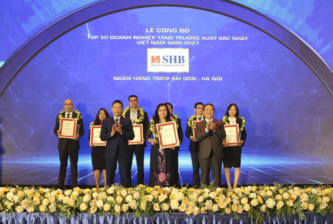 Đại diện SHB, Phó Tổng Giám đốc Ngô Thu Hà vinh dự nhận giải thưởng Top 50 doanh nghiệp tăng trưởng xuất sắc nhất Việt Nam 2021