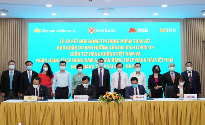 Đại diện lãnh đạo Vietnam Airlines và 3 ngân hàng thương mại ký kết hợp đồng tín dụng - Ảnh: VNA