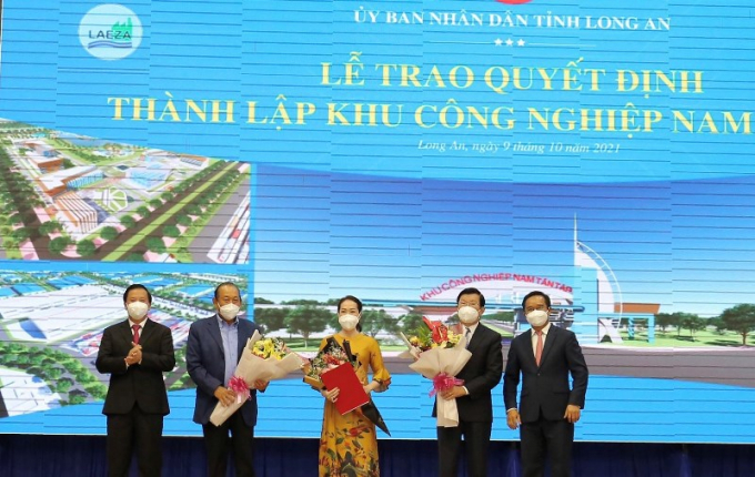 Trao quyết định đầu tư và thành lập Khu công nghiệp Nam Tân Tập cho Saigontel. Ảnh. Thanh Phong