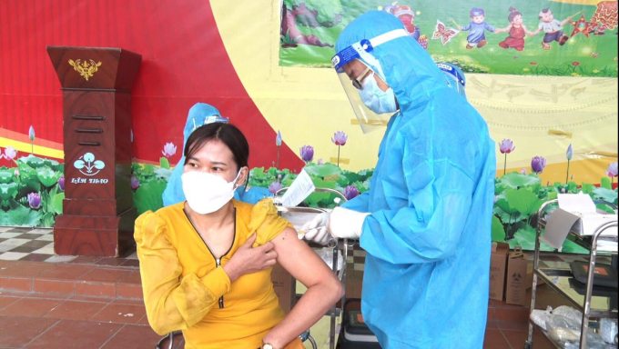 Tiêm vắc xin cho người dân thị trấn Hùng Sơn, huyện Lâm Thao.