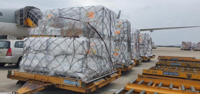 Hơn 8.000 liều thuốc RONAPREVE về đến Sân bay Tân Sơn Nhất