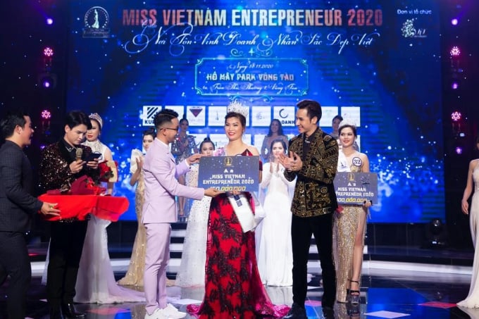 BS. Nguyễn Lương Huyền đoạt danh hiệu Á hậu 2 và danh hiệu Người đẹp trí tuệ tại cuộc thi Hoa hậu Doanh nhân Sắc đẹp Việt 2020.