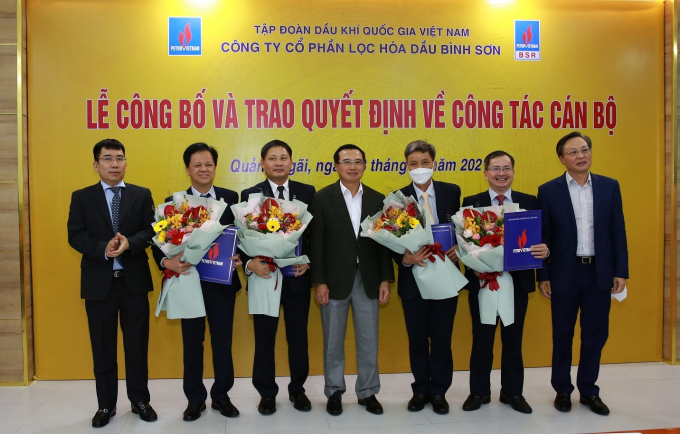 Tập đoàn trao quyết định giao quản lý vốn góp của Tập đoàn Dầu khí Việt Nam tại Công ty cổ phần Lọc hoá dầu Bình Sơn