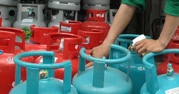 Từ 1/12, giá gas bán lẻ trên thị trường đồng loạt giảm mạnh từ 24.000 - 24.500 đồng/bình 12 kg.