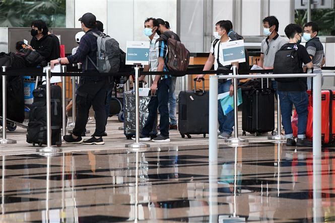 Hành khách chờ làm thủ tục tại sân bay quốc tế Changi ở Singapore. Ảnh: AFP