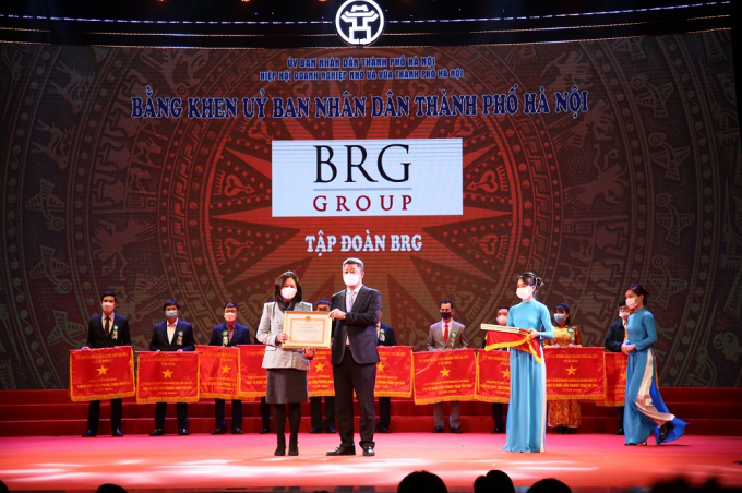 Đại diện Tập đoàn BRG nhận Bằng khen Xuất sắc toàn diện của Thành phố Hà Nội