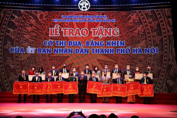 UBND Thành phố Hà Nội trao tặng cờ thi đua, bằng khen cho những doanh nghiệp có thành tích xuất sắc trong năm 2021
