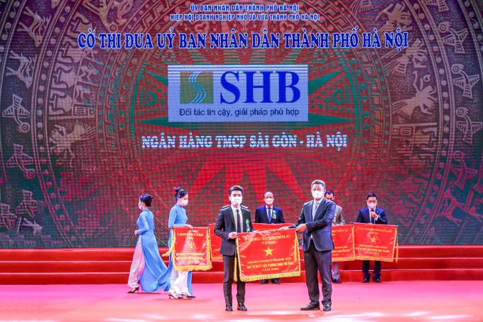 Chú thích ảnh 2: Phó Tổng Giám đốc Đỗ Quang Vinh đại diện ngân hàng SHB vinh dự nhận Cờ Thi đua của UBND TP Hà Nội vì có thành tích xuất sắc trong phong trào thi đua năm 2021.