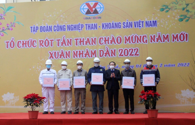 Lãnh đạo tỉnh Quảng Ninh tặng quà cho các Doanh nghiệp. Ảnh Báo Quảng Ninh.