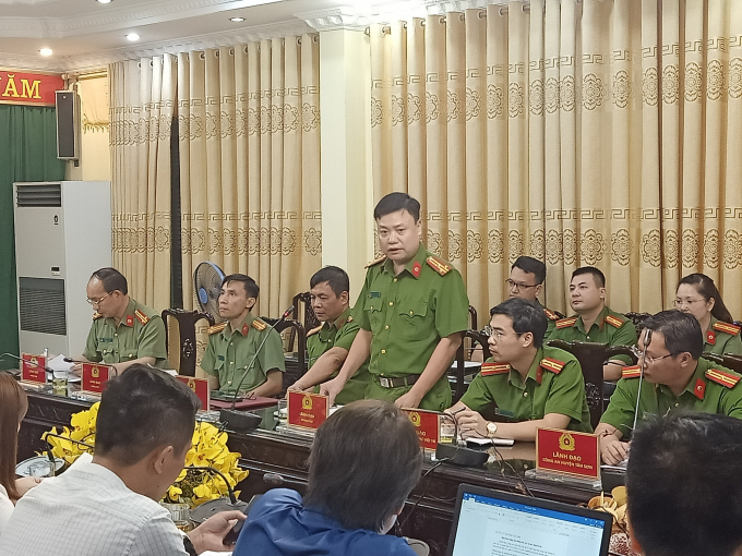 Một lãnh đạo phòng ban thuộc Công an tỉnh Phú Thọ trực tiếp cung cấp chi tiết vụ án cho phóng viên. Ảnh: Thanh Hà