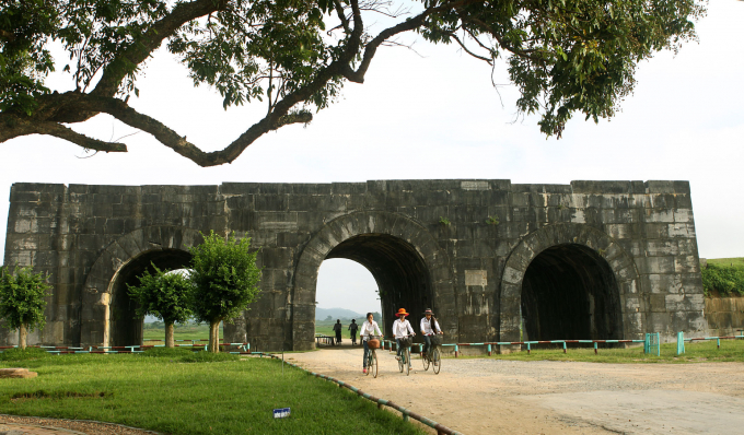 Thành nhà Hồ.