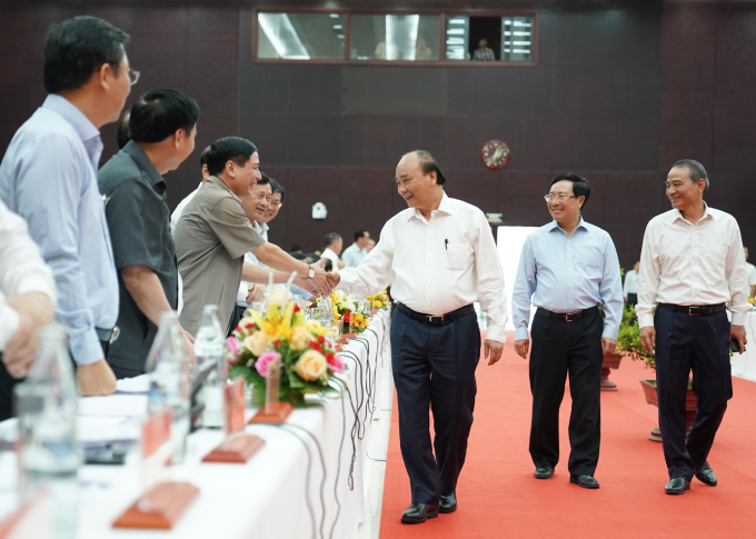 Thủ tướng bắt tay các đại biểu tham dự hội nghị.