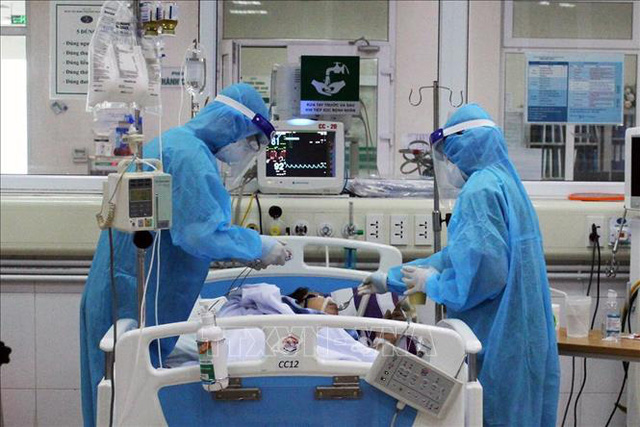 Nhân viên y tế cứu chữa một bệnh nhân nhiễm covi-19.