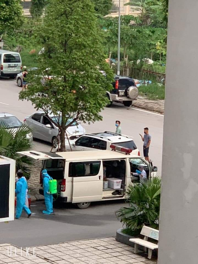 Xe cấp cứu và nhân viên y tế xuất hiện ở Khu đô thị Thanh Hà chiều nay.