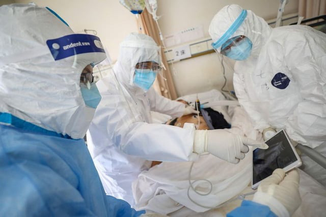 Các bác sĩ khám, cứu chữa cho một bệnh nhân covid-29.