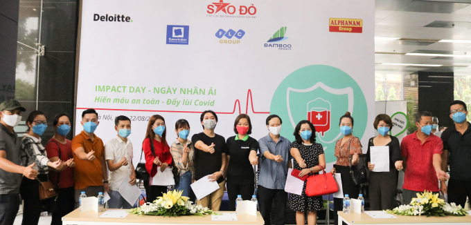 Hàng trăm người dân đến tham gia đăng ký hiến máu do Deloittle Việt Nam tổ chức sáng nay.