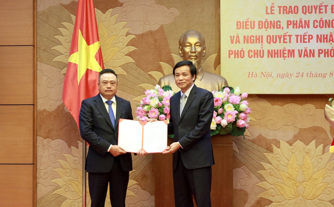 Ông Trần Sỹ Thanh (trái) tại buổi nhận quyết định làm Phó chủ nhiệm Văn phòng Quốc hội.