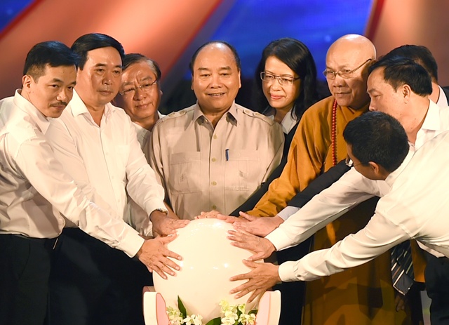 Hình ảnh tại buổi lễ Thủ tướng Nguyễn Xuân Phúc (giữa) và các thành viên phát động, kêu gọi cả nước chung tay giúp đỡ người nghèo.