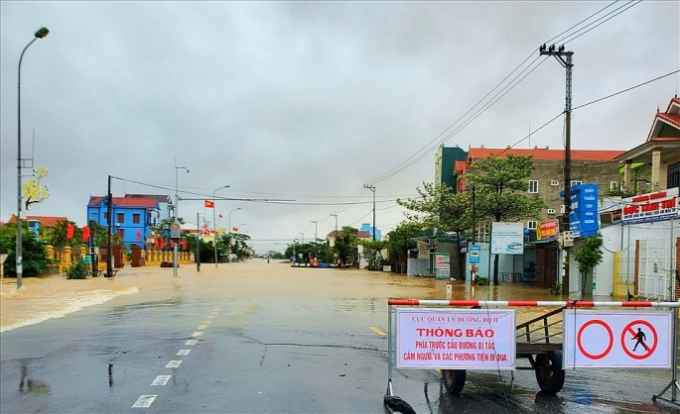 Quốc lộ 1A đoạn qua tỉnh Quảng Bình và Hà Tĩnh hiện có nhiều đoạn ngập sâu hơn 1m.