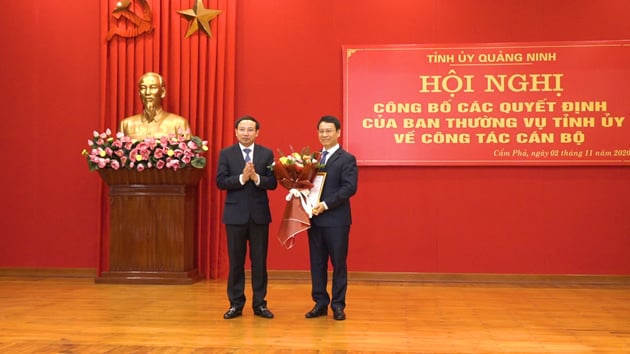 Ông Nguyễn Hồng Dương (phải) nhận hoa và quyết định bổ nhiệm.