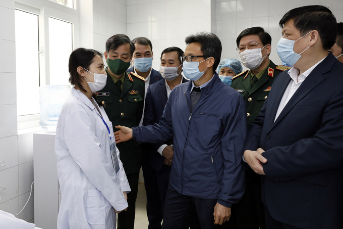 Phó thủ tướng Vũ Đức Đam động viên một trong ba tình nguyện viên đầu tiên tiêm thử nghiệm vaccine Covid-19 do Việt Nam sản xuất.