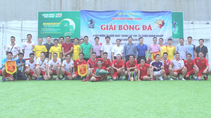 Lãnh đạo Cục, SCIC, DATC, Vietinbank chi nhánh Quang Trung chụp ảnh lưu niệm cùng các đội bóng