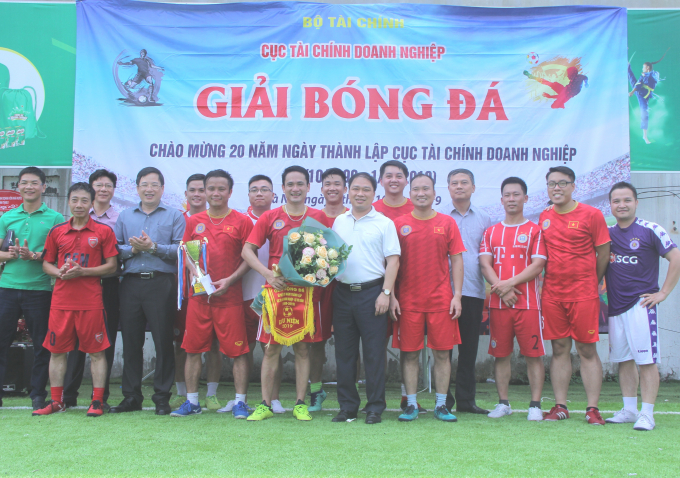 Ông Đặng Quyết Tiến - Cục trưởng trưởng cục Tài chính doanh nghiệp, Ông Lương Hải Sinh - Tổng giám đốc DATC tặng cúp và hoa cho đội vô địch