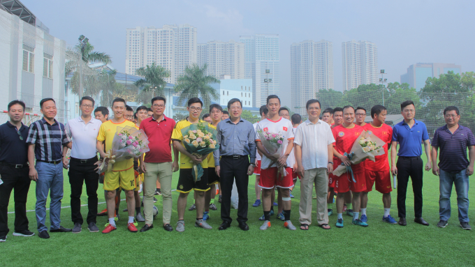 Ông Đặng Quyết Tiến - Cục trưởng Cục Tài chính doanh nghiệp và ông Nguyễn Chí Thành - Tổng giám đốc SCIC và lãnh đạo các đơn vị tham gia tặng hoa và chúc mừng các đội bóng