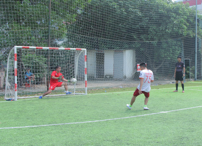 Pha đổ người cản phá quả penalty của thủ thành đã giúp đội bóng DATC đánh bại Vietinbank chi nhánh Quang Trung lên ngôi vô địch