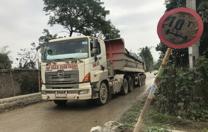 Xe tải có gắn logo Tập đoàn Xuân Thành hoạt động trong khu vực đường dân sinh gây bức xúc