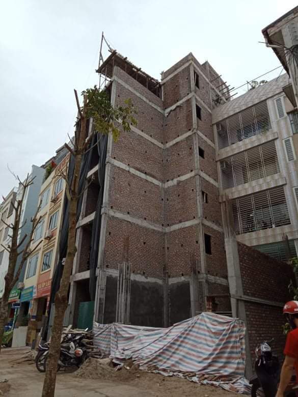 Một công trình khác tại phường Khương Thượng có dấu hiệu vi phạm TTXD đang được gấp rút hoàn thiện