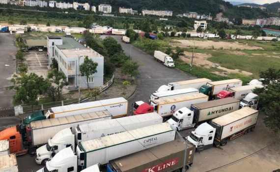 Hàng trăm Công-ten-nơ xếp hàng chờ làm thủ tục gây nên tình trạng lộn xộn tại cửa khẩu Kim Thành (ảnh minh họa)