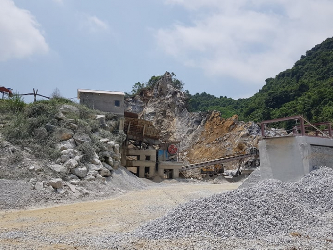 Mỏ đá của công ty TNHH Hồng Anh Bảo An, nơi nạn nhân bị ngã từ độ cao 40m xuống không hề có bất kì biển cảnh báo nguy hiểm nào
